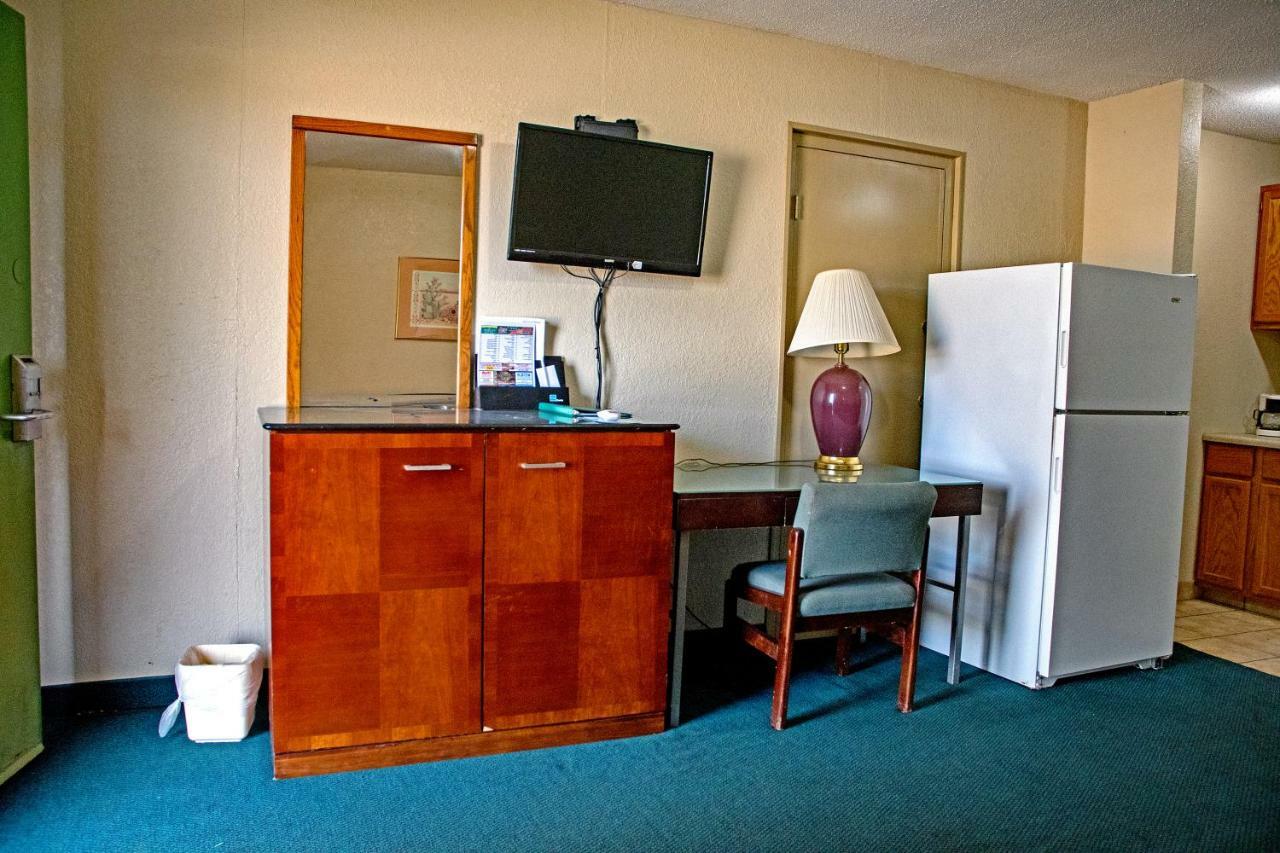 America'S Best Inn And Suites เอ็มโพเรีย ภายนอก รูปภาพ